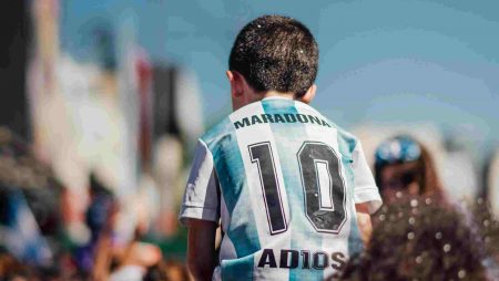 Maradona, un torneo di poker mette come premio una sua maglia autografata