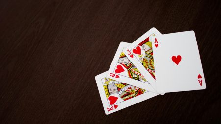 Poker online vs poker dal vivo: vantaggi e svantaggi