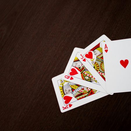 Poker online vs poker dal vivo: vantaggi e svantaggi