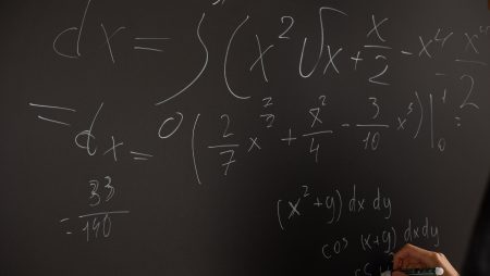 La matematica del poker: non solo un gioco di carte, ma un mondo di numeri