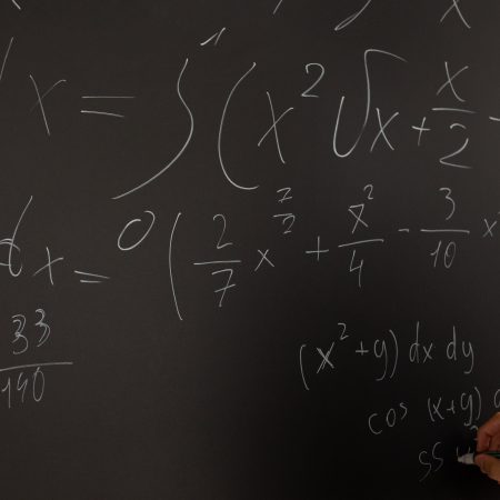 La matematica del poker: non solo un gioco di carte, ma un mondo di numeri