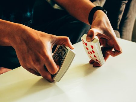 Come dare le carte nel poker, una guida utile
