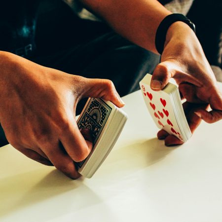 Come dare le carte nel poker, una guida utile