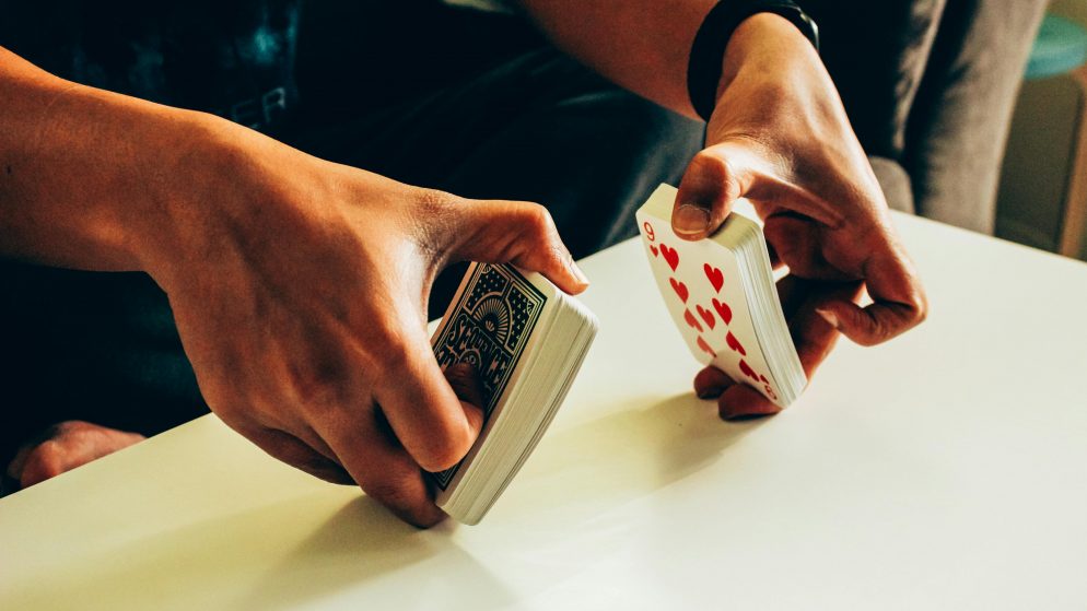 Come dare le carte nel poker, una guida utile