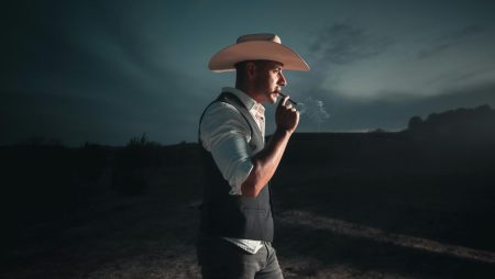 Il fascino del look texano nel poker, tra storia e cultura popolare