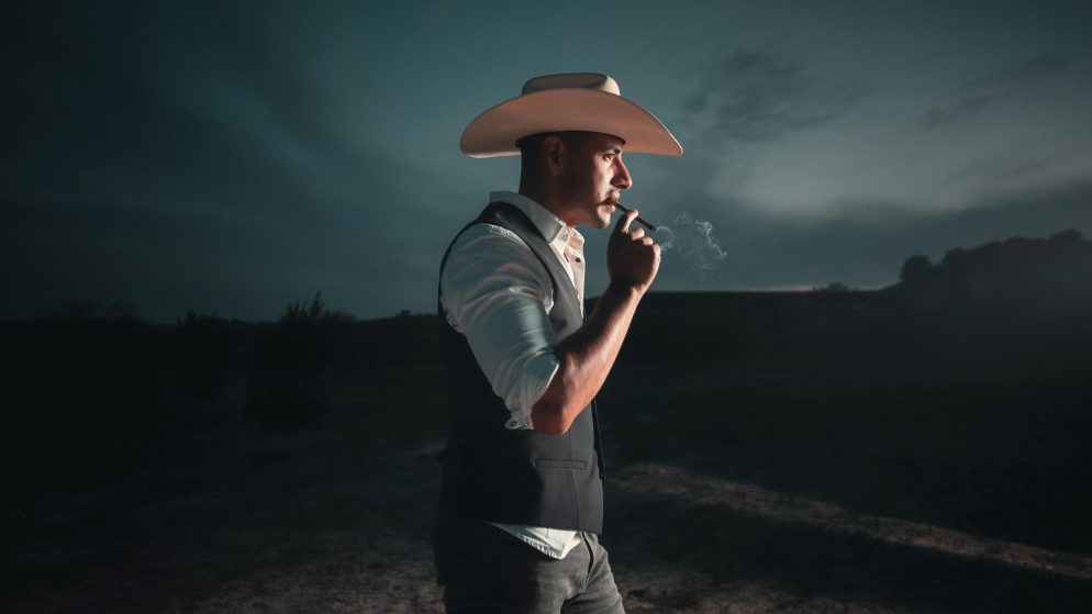 Il fascino del look texano nel poker, tra storia e cultura popolare