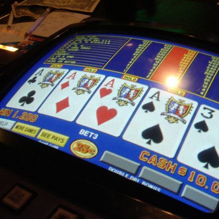 Videopoker, come nasce e come si trasforma nel tempo