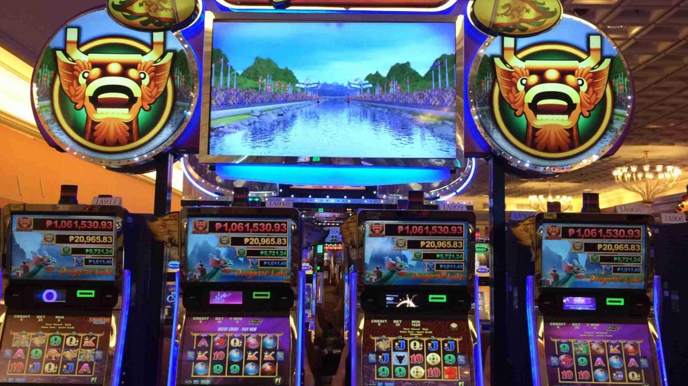 Poker vs Slot machine, qual è il gioco più bello?