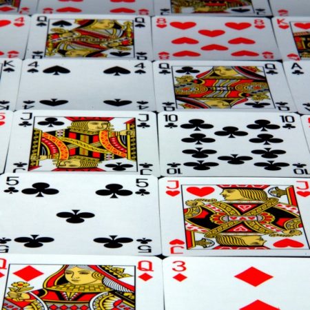 Follia in una poke room, mostra i genitali e scatta la rissa