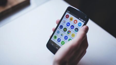 Si può usare lo smartphone sui tavoli da poker?