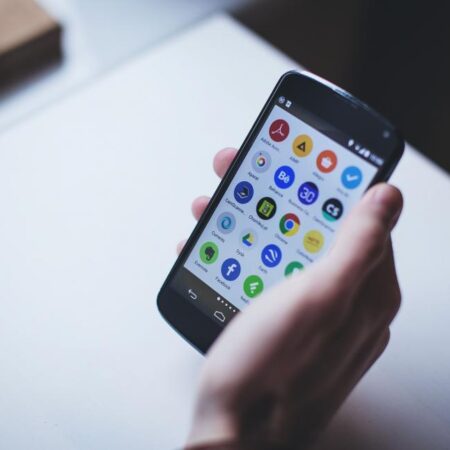 Si può usare lo smartphone sui tavoli da poker?