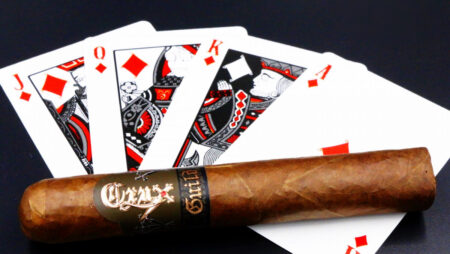 Quando la Moda Incontra il Poker: Gli Stilisti che Hanno Trovato Ispirazione nel Gioco d’Azzardo