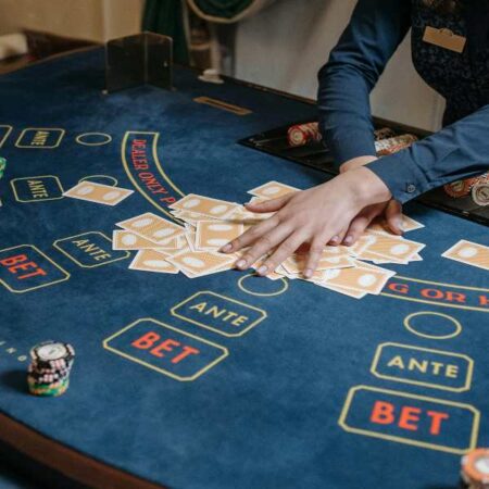 Come si gioca a Baccarat: regole e strategie di base