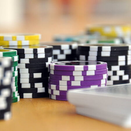 Perché i Minorenni Non Possono Giocare a Poker: Ragioni Legali e Sociali