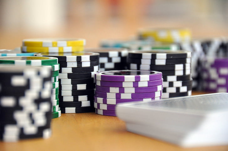 Perché i Minorenni Non Possono Giocare a Poker: Ragioni Legali e Sociali