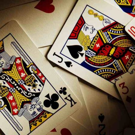 Poker all’Italiana vs Texas Hold’em: le principali differenze tra i due stili di gioco