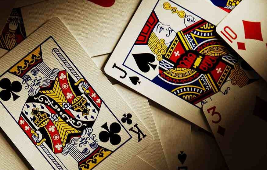 Poker all’Italiana vs Texas Hold’em: le principali differenze tra i due stili di gioco