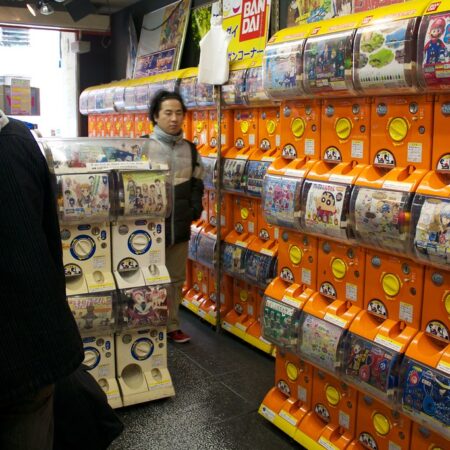 Giappone, Gioco d’Azzardo e Gachapon: Quando le Macchinette Diventano una Forma di Scommessa