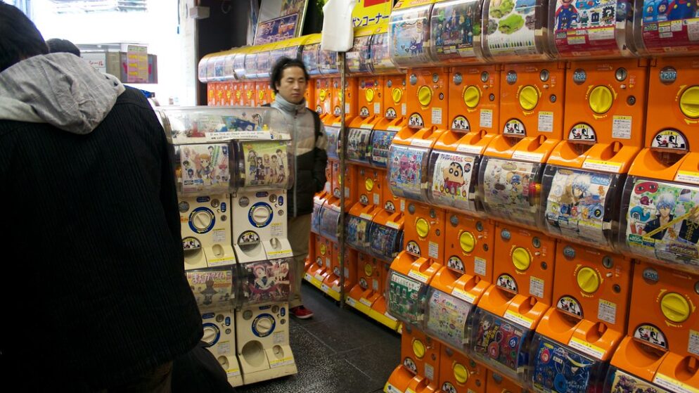 Giappone, Gioco d’Azzardo e Gachapon: Quando le Macchinette Diventano una Forma di Scommessa